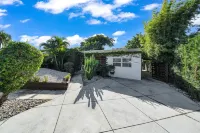 Spacious Layout with Lush Patio and Modern Kitchen - Stylish Oasis Hotels near Sandspur Island