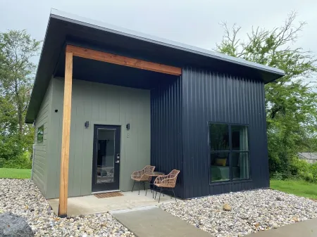 Stylish Cottage located in downtown Mount Vernon!