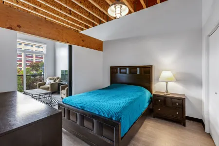 Spacious Condo with Exposed Wood Ceilings - Bright and Cozy Retreat Отели рядом с достопримечательностью «Бремертон Бордуолк»