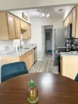Beach Condo, WiFi, central AC, W+D, pool, near Amphitheatre