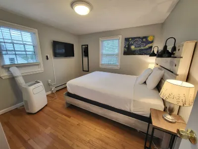 RARE GEM @ MYSTIC SEAPORT & AQUARIUM: 5 QUEEN 1 SOFA BED