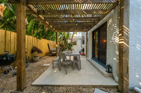 Charming Outdoor Oasis and Spacious Living Areas - Cozy Spanish Hideaway Отели рядом с достопримечательностью «Университет Палм Бич Атлантик»