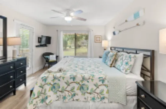 Coastal Oasis with Pool Access and Fast Wifi - Luxurious Retreat