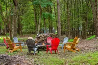 Spacious Entertainment Hub and Enclosed Deck - Cozy Forest Retreat