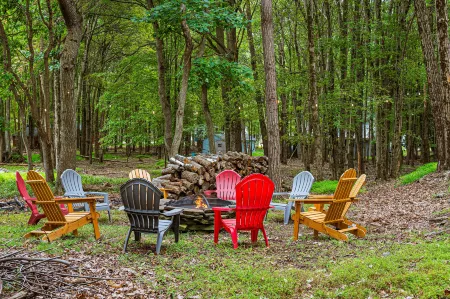 Spacious Entertainment Hub and Enclosed Deck - Cozy Forest Retreat Отели в г. Танкханнок Тауншип