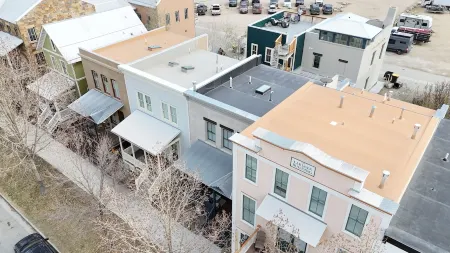 NEW! Roof Top Chalet-Luxury Western Living-STR-308 Отели рядом с достопримечательностью «Elephant Rock campground»