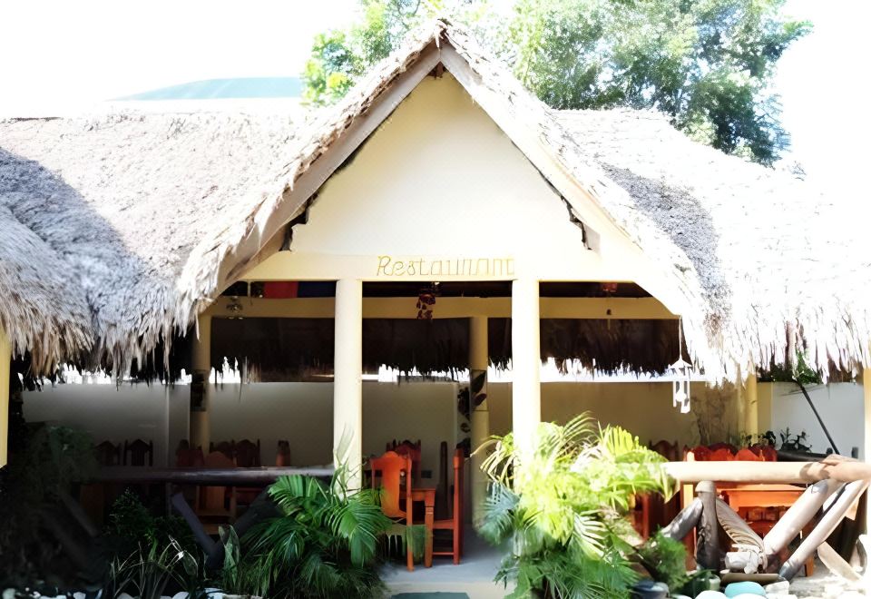 팜 그로브 호텔 외관과 정원