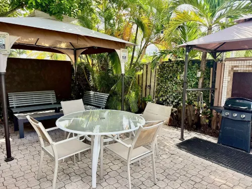 Sheridan Suites Apartments - balcony