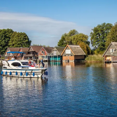 Boats & Yachts at Rechlin Marina by Kuhnle-Tours Отели в г. Рехлин