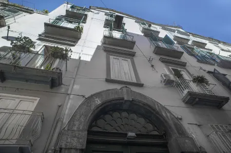 Belledonne Suite & Gallery Отели рядом с достопримечательностью «Via Caracciolo e Lungomare di Napoli»