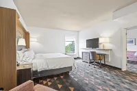 Holiday Inn ST. Petersburg West Hotels near Historic Kenwood