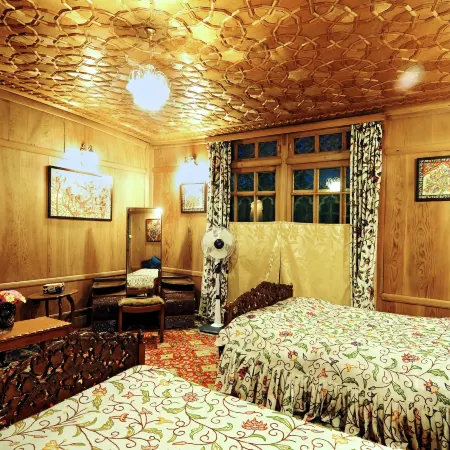 Wangnoo Houseboats