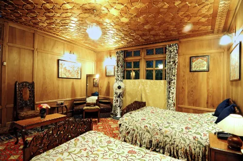 Wangnoo Houseboats