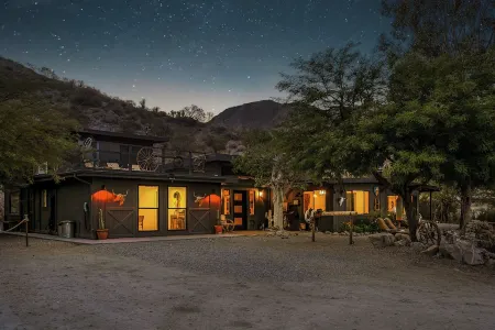 Secluded 10 Acre Desert Ranch with Hot Tub, Cowboy Pool, EV Charger & BBQ Отели рядом с достопримечательностью «Crazy Horse Ranch»