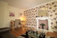 Doncaster - Boswell - Large Balcony Apartment & Parking - 2 Bedrooms - Close to Town & Racecourse Hotels in Metropolitan Borough of Doncaster