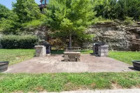 Stone Cliff Relaxation w/ Resort Amenities! Hotels in 