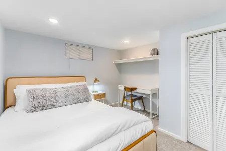 Skyline Blue House in Greenwood Отели рядом с достопримечательностью «Парк Мэттьюс Бич»