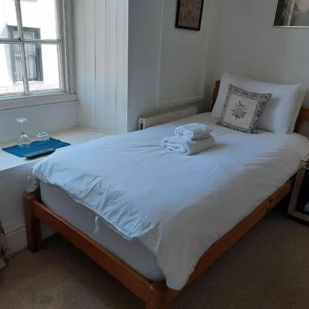 The Old Court House Guest House Отели в г. Брамптон Абботс