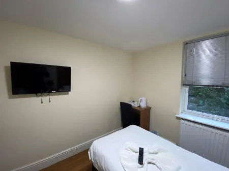 Buckingham Hotel Отели рядом с достопримечательностью «Библиотека Хай-Уиком»