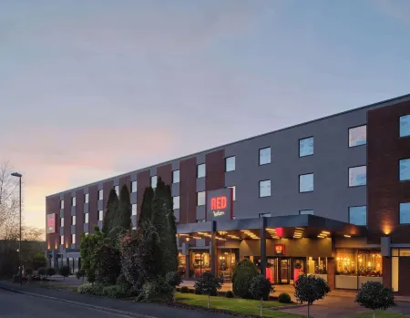 Radisson Red Gatwick Airport Отели рядом со станцией Gatwick Railway Station