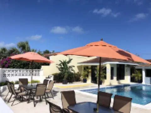 Colony Club Inn & Suites