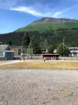 Cozy Seward Cottage: Amazing Location in the middle of town. Pet-Friendly!