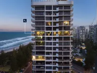 De Ville Apartments Hotel dekat Main Beach
