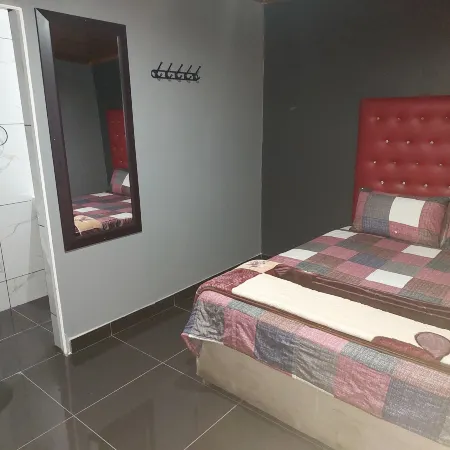 Freedom Media Guest House Отели рядом с достопримечательностью «Форт Фредерик»