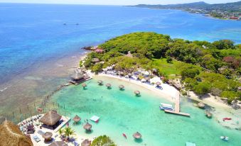 Clarion Suites Roatan at Pineapple Villas