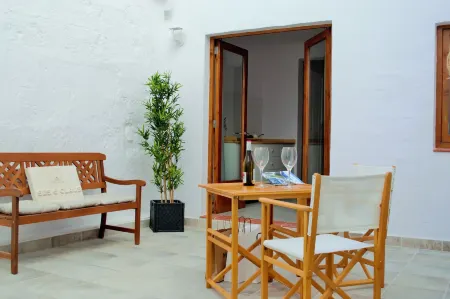 Hotel Boutique Ses 5 Claus Отели рядом с достопримечательностью «Es Bot - Algaiarens»