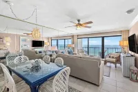 Beachfront Breeze by Avantstay Beachfront Condo