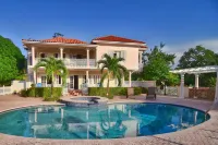 Tropical Lagoon Resort فنادق في Drapers