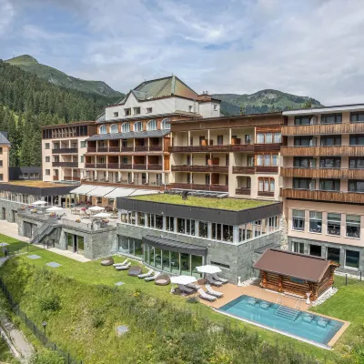 Waldhotel Arosa Hotels near Tschuggen
