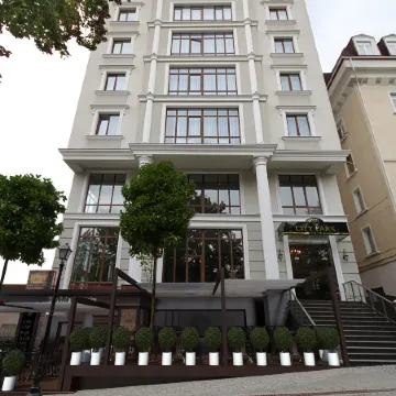 City Park Hotel Отели рядом с достопримечательностью «Триумфальная Арка»