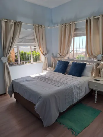 A1 Kynaston Self Catering or Bed and Breakfast Hotel di 