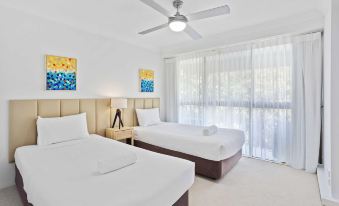 Burleigh Headland 2 Bedroom Stay, Just a Stones Throw from the Beach!