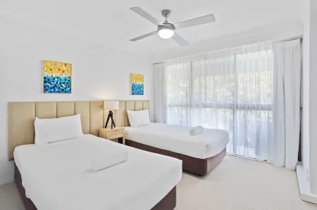Burleigh Headland 2 Bedroom Stay, Just a Stones Throw from the Beach!