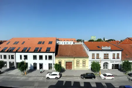 Hotel MAXPLAZA Отели в г. Трнава