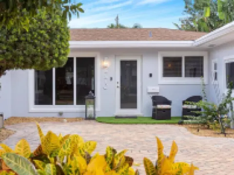 Cozy Home at Lighthouse Point With Pool Hotels in Lighthouse Point