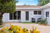 Cozy Home at Lighthouse Point With Pool Hotels in Lighthouse Point