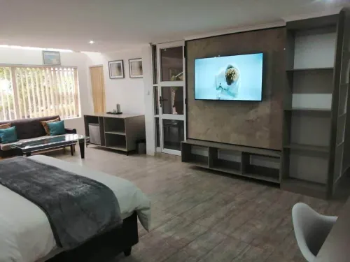 Room 1 of 8 Cozy Suites the Hilltop Guesthouse - Lodges