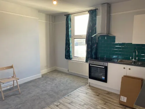 Croydon Victorian 1-Bed Penthouse Sleeps 2 Hotels in Thornton Heath