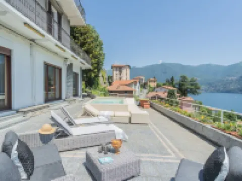 Villa Chiara Moltrasio with Private Garden by Rent All Como Hotels in Moltrasio