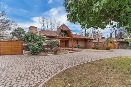 FLIPHAUS Wine Country Viamonte Отели в г. Лухан де Куйо