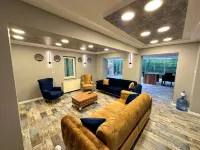 Yeşil Panjurlu Bahçeli Villa