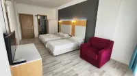 Uğur Otel = อูร์ โอเต็ล