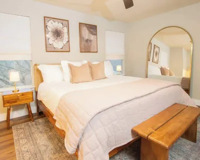 San Antonio Retreat Family Home. 4/2.5 w/Yard Hotels near Brook Hollow Library