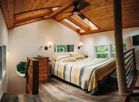 The Treehouse at Hulili Farm - NEW Hotels near Hawai‘i Tropical Botanical Garden