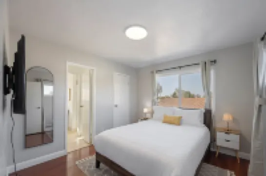 Spacious & Central. Pool Table & Ping Pong. 6 TVS. Balcony. Garage. Wifi Hotels in Union City