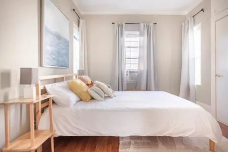 Charming 2-bedroom apartment with  parking in lovely Somerville Отели рядом с достопримечательностью «The Harvard-Yenching Library»